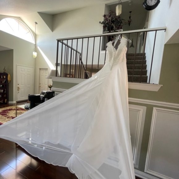 Beautiful Mori Lee Ivory Wedding Dress - Picture 10 of 14